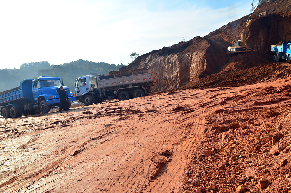 Caminhões na obra de terraplenagem